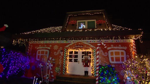 Ein aufwendig für Weihnachten geschmücktes Haus 