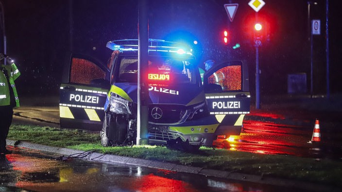 Polizeiwagen gegen Laterne