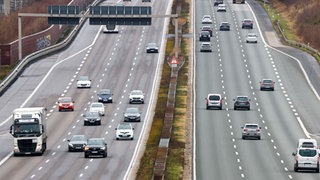 Fließender Verkehr auf der Autobahn A3