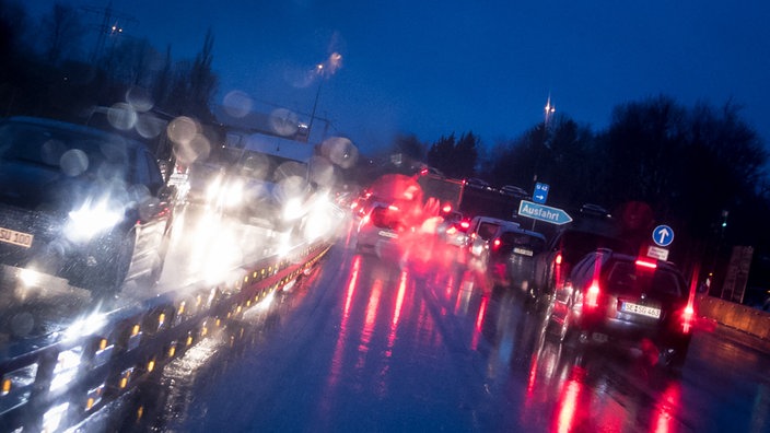 Autobahn im Regen bei Dunkelheit