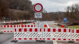 Verkehrszeichen Durchfahrt verboten mit Schriftzug "Baustellenfahrzeuge frei"