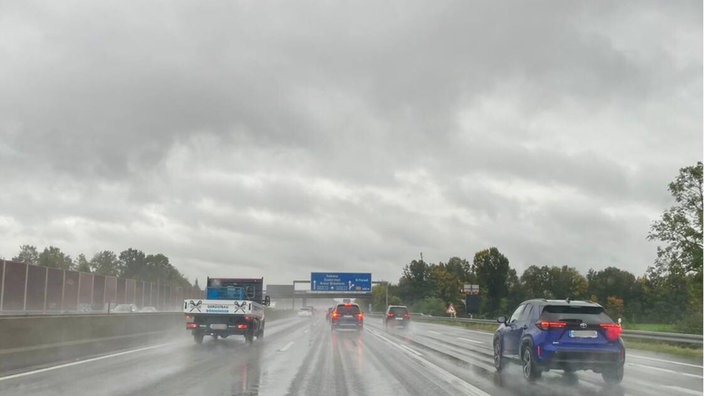 Autos fahren auf der A1 bei Erftstadt bei Regenwetter im Herbst / Winter. 