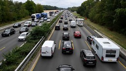 Reiseverkehr: Stau und stockender Verkehr auf NRW-Autobahn im Sommer