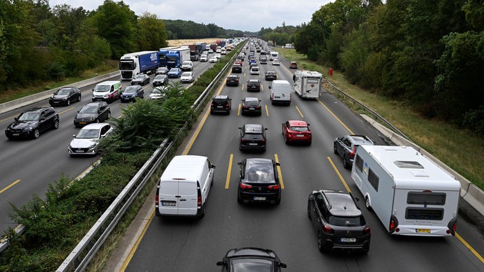 Reiseverkehr: Stau und stockender Verkehr auf NRW-Autobahn im Sommer