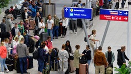 Warteschlange am Düsseldorfer Flughafen in den Herbstferien