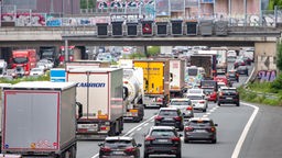 Reisevekehr: Zahlreiche Autos fahren auf der Autobahn zum Ferienbeginn/ A3 bei Köln-Dellbrück