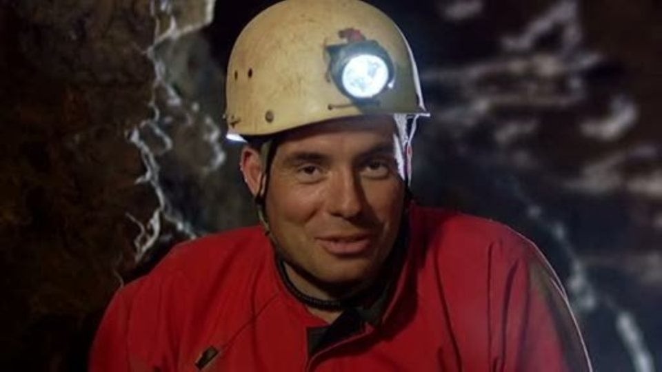 Stefan Voigt mit Bergbauhelm in der Kluterthöhle
