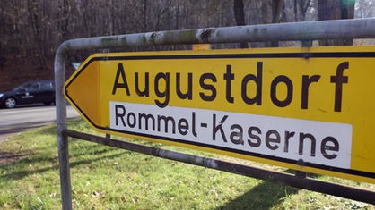 Hinweisschild zu Kaserne in Augusdorf