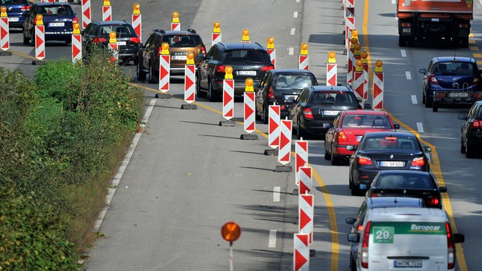 Autos stehen in einer Baustelle auf der Autobahn 40 bei Bochum im Stau