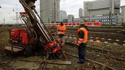 Erkundungsbohrungen machen Arbeiter neben den Gleisen am Hauptbahnhof in Essen