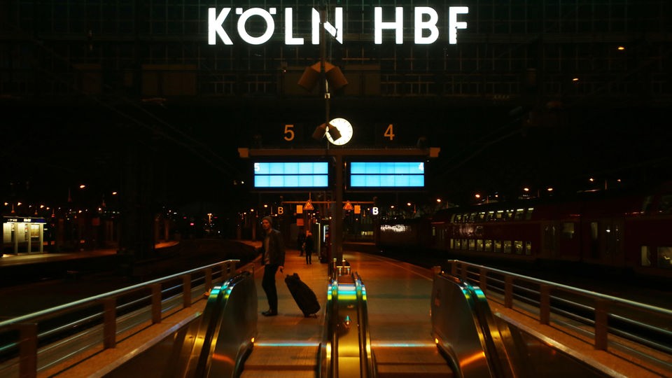 Die Bahnsteige sind  in Köln  im Hauptbahnhof leer