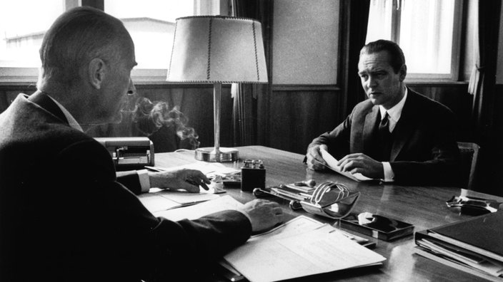 Essen, 1957: Berthold Beitz (r.) im Gespräch mit Alfried Krupp von Bohlen und Halbach