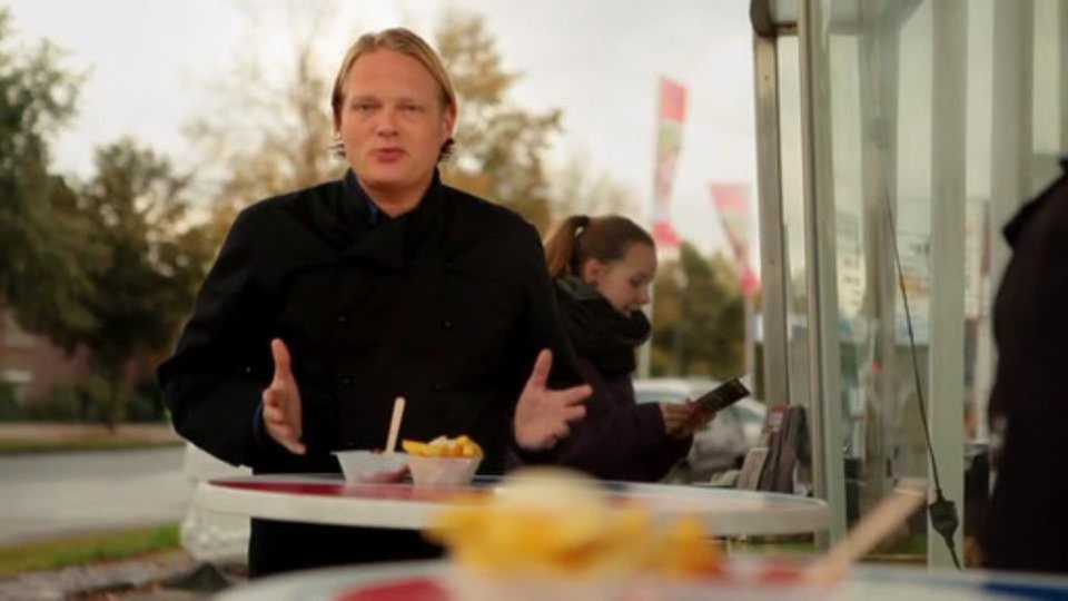 Björn Freitag steht mit einer Currywurst in Gelsenkirchen am Büdchen.