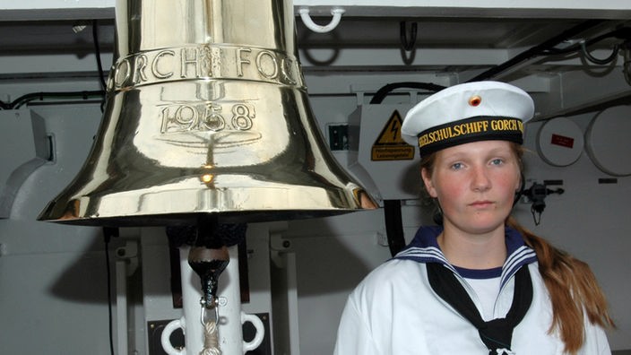 Die Kadettin Jenny Böken steht  vor der Abreise auf dem Segelschulschiff der Marine, Gorch Fock an der Schiffsglocke
