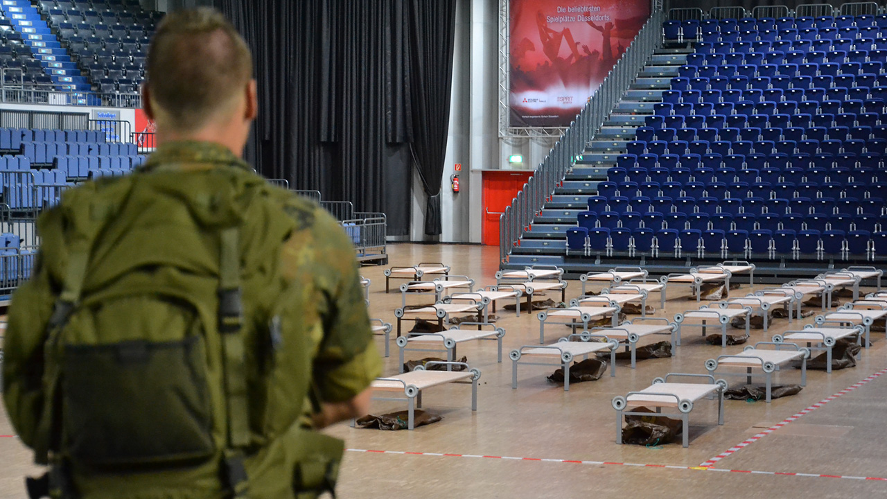 Bundeswehr bei Hilfsarbeiten, Soldat vor Bettenlager