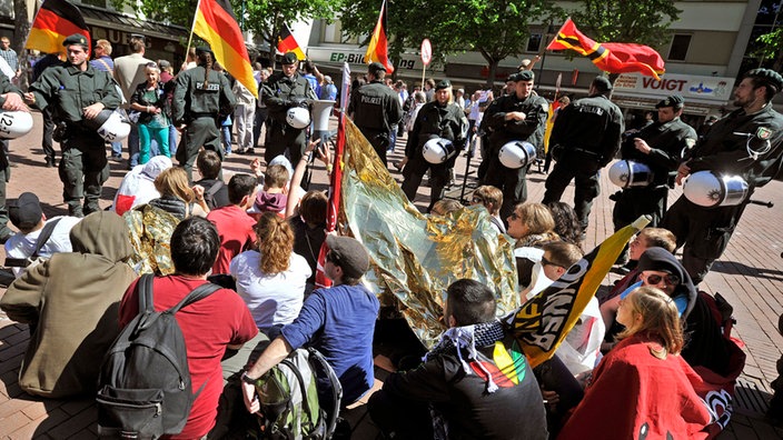 Linke Demonstranten haben eine Sitzblockade gebildet um gegen eine Veranstaltung von Pro NRW zu protestieren