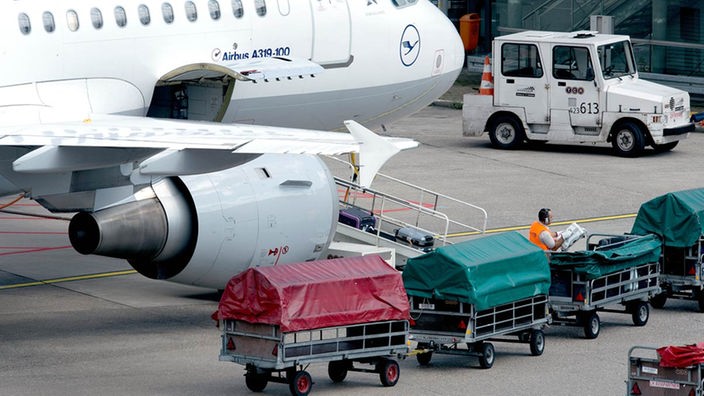 Gepäck wird in ein Flugzeug verladen
