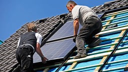Energetische Haussanierung: Montage der Photovoltaikanlage auf dem Dach
