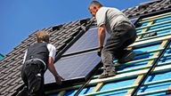 Energetische Haussanierung: Montage der Photovoltaikanlage auf dem Dach