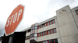 Ein Stop-Schild steht vor der ehemaligen Envio-Zentrale in Dortmund.