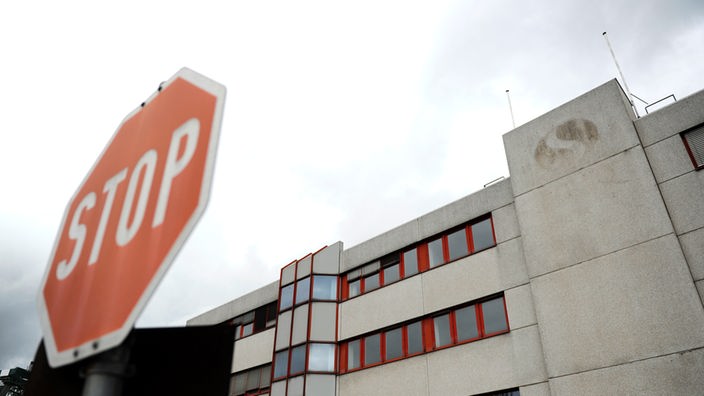 Ein Stop-Schild steht vor der ehemaligen Envio-Zentrale in Dortmund.