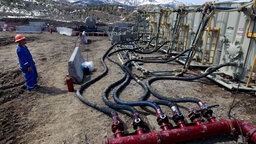 Wasser wird mit Hochdruck in den Boden gepumpt