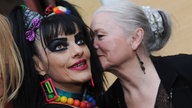 Vor Beginn der Vorpremiere des Arte/RBB-Dokumentarfilms "Nina Hagen - Godmother of Punk" stehen Nina Hagen (l) und Mutter Eva-Maria Hagen 2011 vor dem Babylon Kino in Berlin