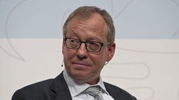 Dr. Gerrit Heinemann ist Professor für BWL Managementlehre und Handel an der Hochschule Niederrhein, Mönchengladbach