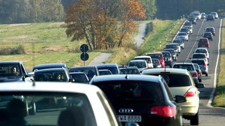 langer Stau auf einer Landstraße