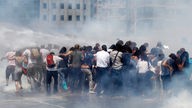 Die türkische Polizei geht mit Tränengas gegen die Demonstranten vor
