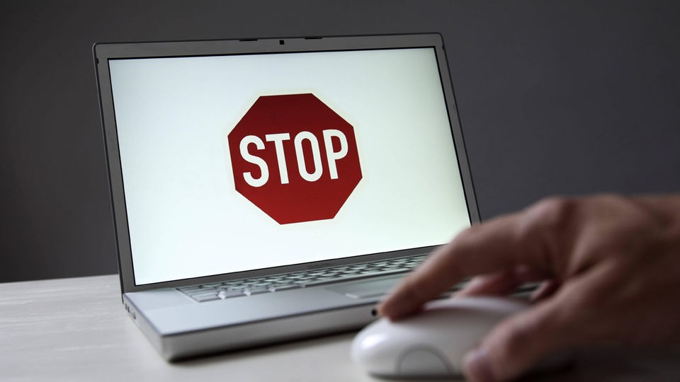 Stop-Zeichen auf einem Computerbildschirm