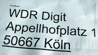 Paketetikett mit der Aufschrift "WDR Digit, Appellhofplatz 1, 50667 Köln"