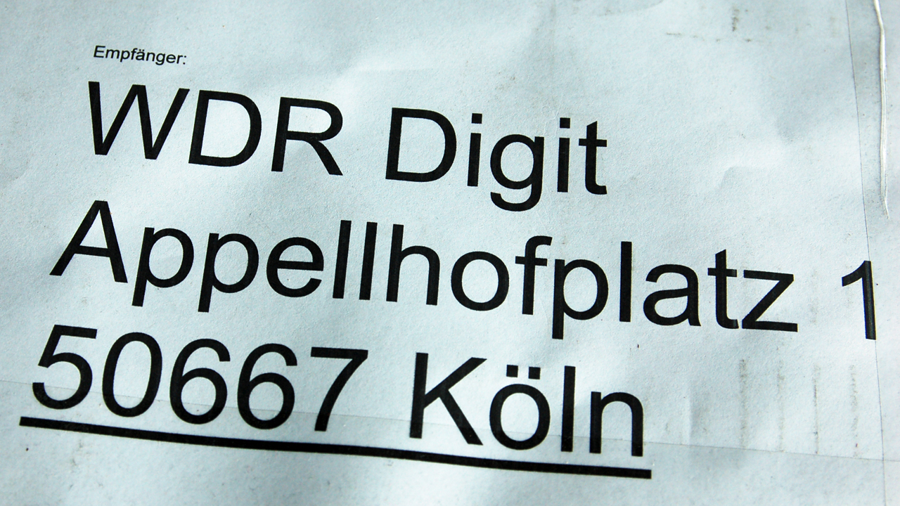 Paketetikett mit der Aufschrift "WDR Digit, Appellhofplatz 1, 50667 Köln"
