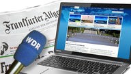 Zeitung, Laptop und Mikrofon