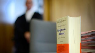 Landgericht Essen, Richtertisch mit Strafprozessordnung, Richter