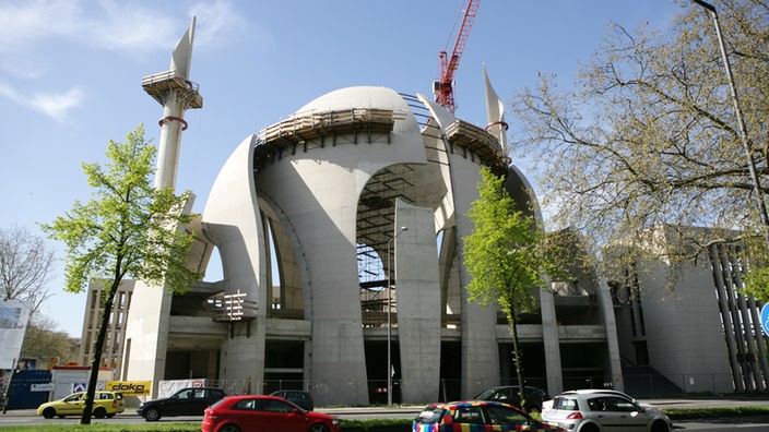 Der Rohbau des Gebets-Saals und der Minarette ist am Samstag ( 09.04.2011 ) schon fast fertig.