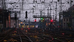 Zug steht am Kölner Hauptbahnhof hinter leeren Gleisen im Depot
