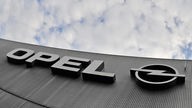 Archiv: Das Logo und der Schriftzug des Autobauers Opel am Werk in Bochum