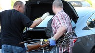 Gewehre und Säbel in einem Kofferraum in Jülich