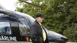 Hans Riegel vor seinem Hubschrauber