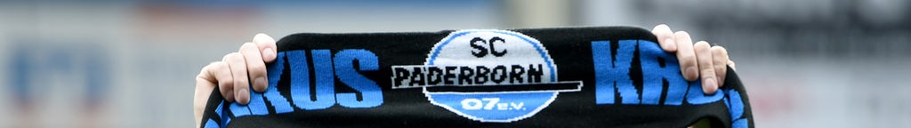 Ein Schornsteinfeger im Stadion des SC Paderborn