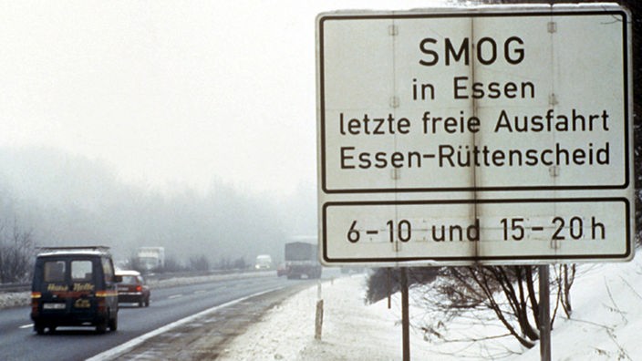 Autos fahren an einem Smog-Warnschild vorbei; Rechte: dpa