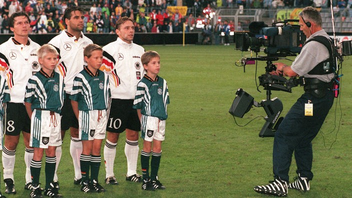 Nationalspieler Wosz, Kirsten, Hässler (1997) beim Singen der Nationalhymne
