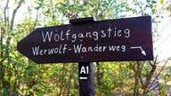 Ein Hinweisschild - Wolfgangstieg Werwolf-Wanderweg - in der Nähe von Bedburg