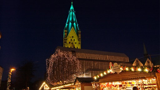 Beleuchteter Dom beim Weihnachtsmarkt in Paderborn