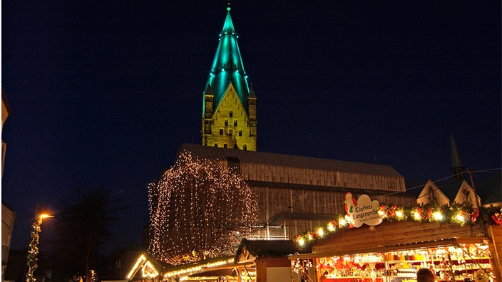 Beleuchteter Dom beim Weihnachtsmarkt in Paderborn