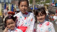 Drei japanische Mädchen im Kimono