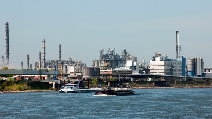 Chemieindustrie in Wesseling vom Rhein aus betrachtet