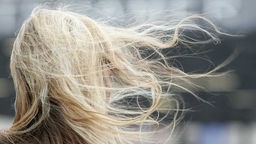 Frauenkopf im Wind mit wehenden Haaren