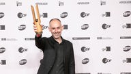 Orchestermanager Sebastian König mit der Auszeichnung